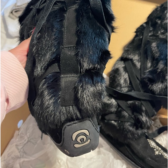 Like new Manitobah Mukluks only worn a few times. - Picture 2 of 6